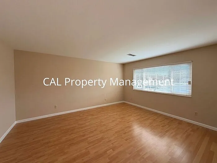 5 bed, 2.0 bath, 1832 sqft, $4,595 — Photo 4