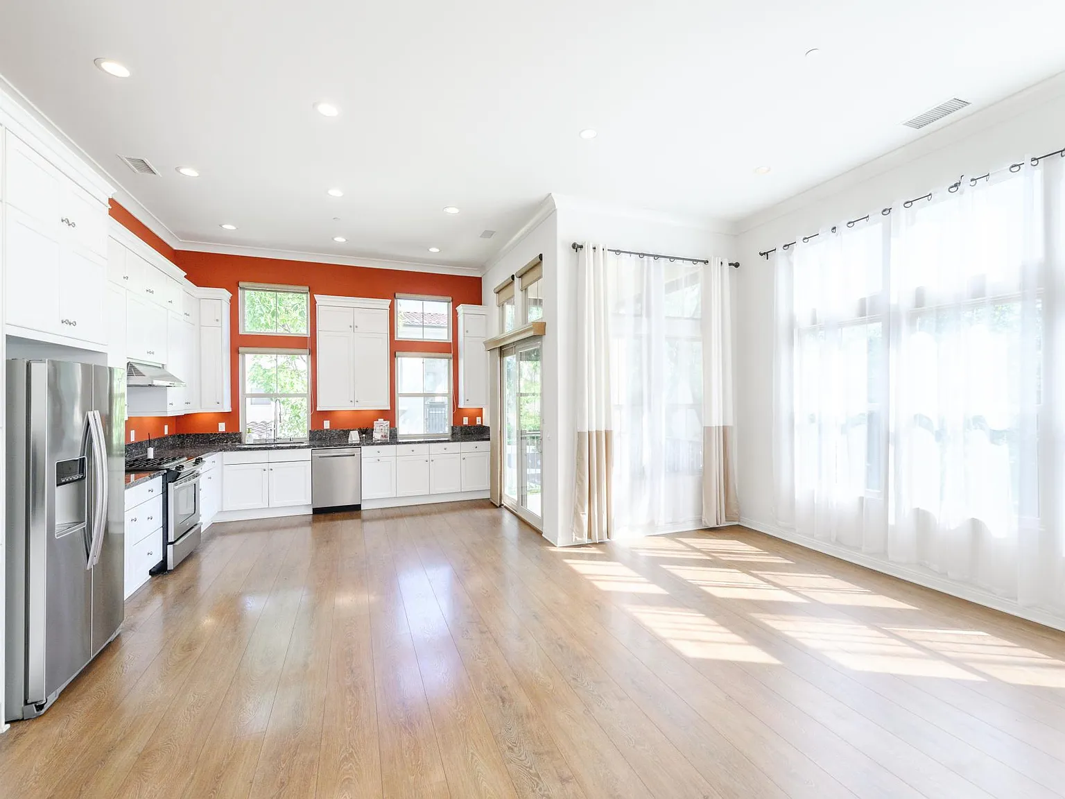 3 bed, 1378 sqft, $4,200 — Photo 4