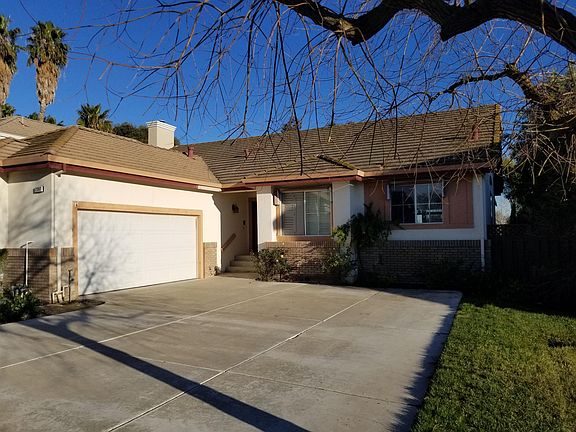House front. The house is located on a quiet street. No noise from the freeway.
