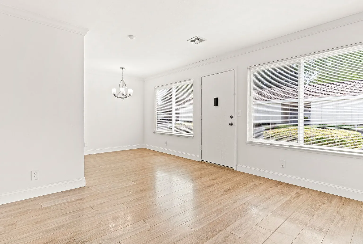 Spacious & Updated 2-Bedroom Townhouse in Union City | In-Unit Laundry & Modern Kitchen — Photo 3
