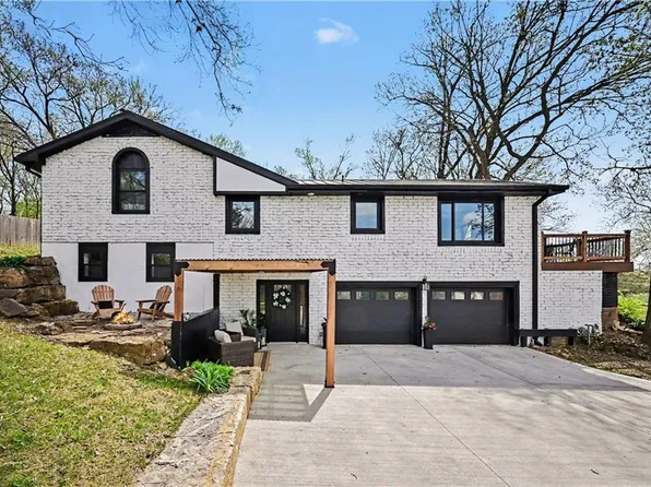 8305 NW Forest Dr, Weatherby Lake, MO 64152