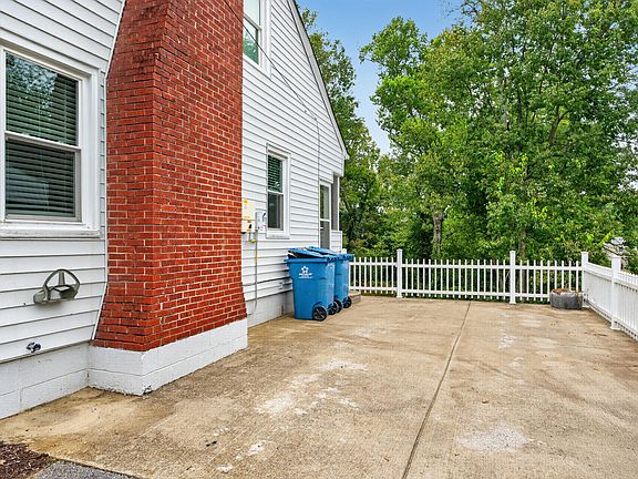 3rd image of 835 Crosshill Rd