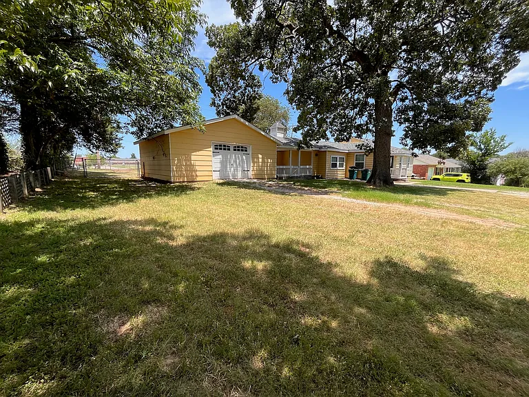 1225 Circle Dr — Photo 2