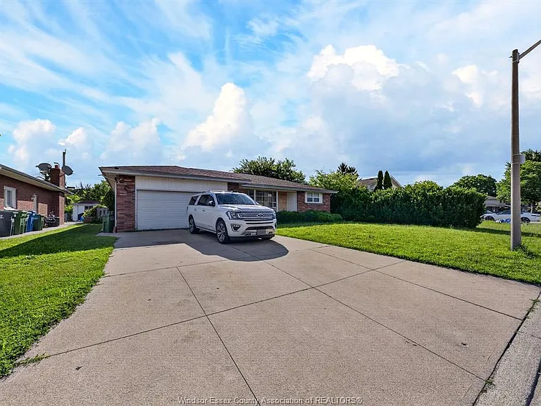 2450 McKay Ave — Photo 4