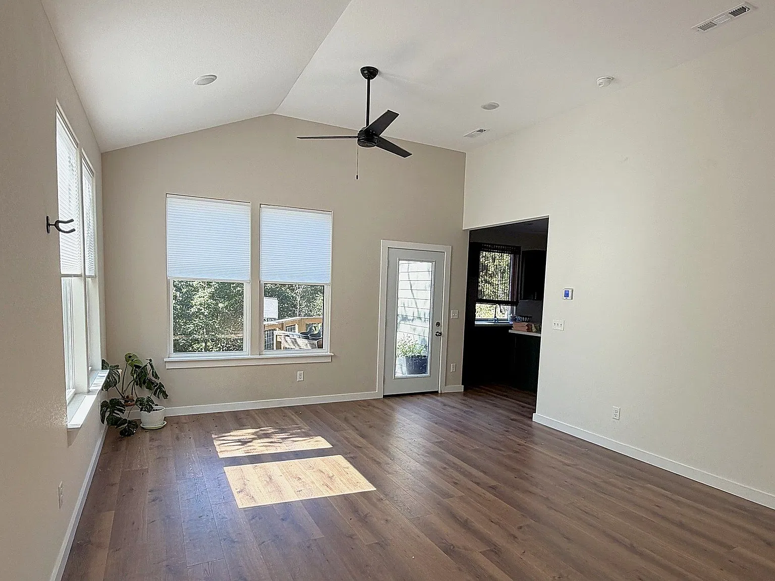 3 bed, 2.5 bath, 1725 sqft, $2,195 — Photo 2