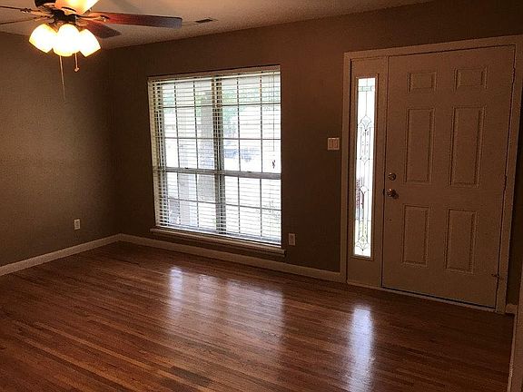 Living room (door)
