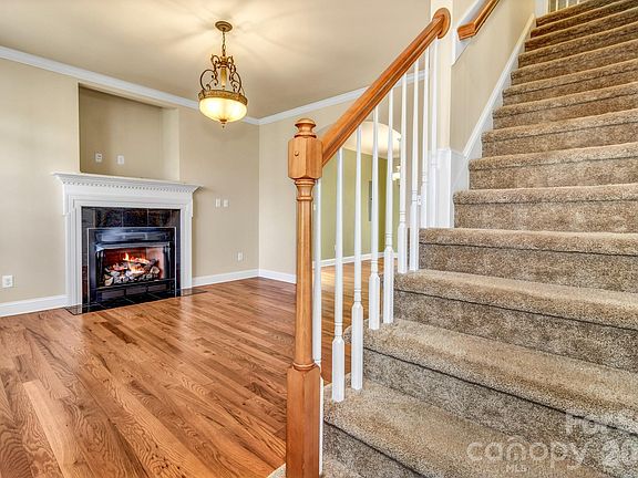 4th image of 387 Goodview Dr