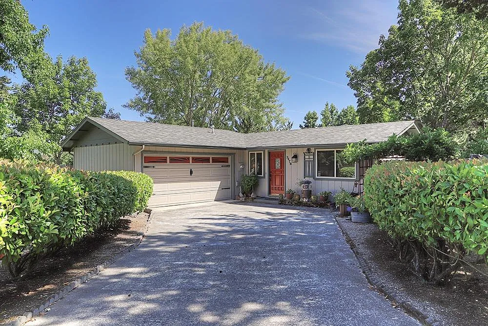 347 NW Pleasant View Dr APT B photo 1