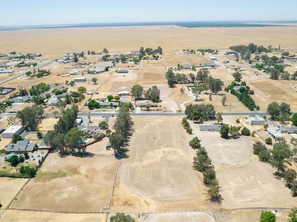 1 Monreal Rd, Madera, CA 93636