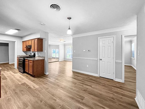 5th image of 920 Manhattan Dr