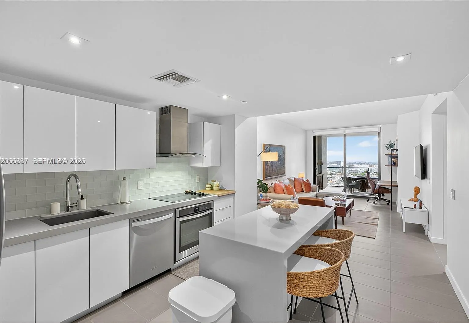 Canvas Condo — Photo 1