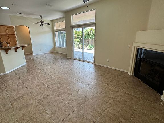 5th image of 250 Dahlia St