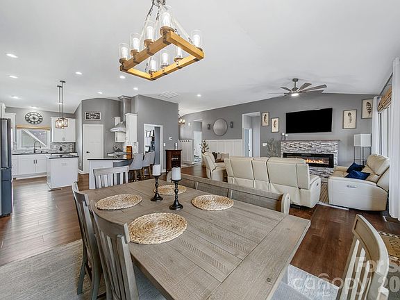 5th image of 128 Laurel Ridge Dr