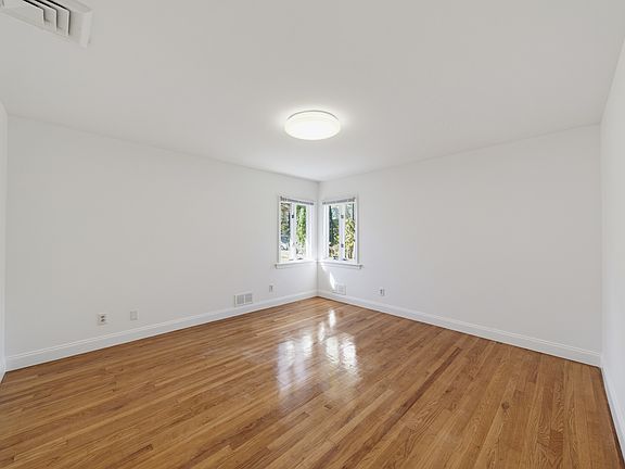 3rd image of 495 Bluff Rd