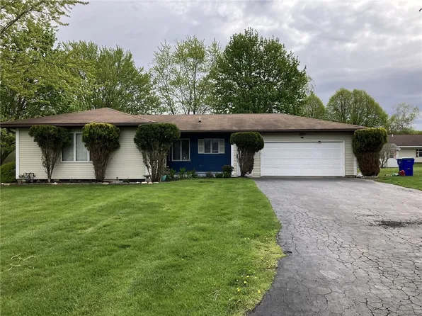 102 Eastview Dr, Medina, NY 14103