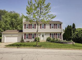 1104 Larchmont Dr, Waukesha, WI 53186