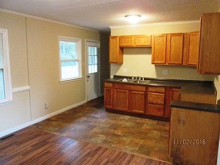 3rd image of 1605 Yarbro Ln