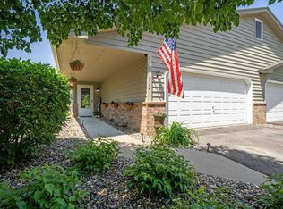 532 Oak Hill Cir, Chaska, MN 55318