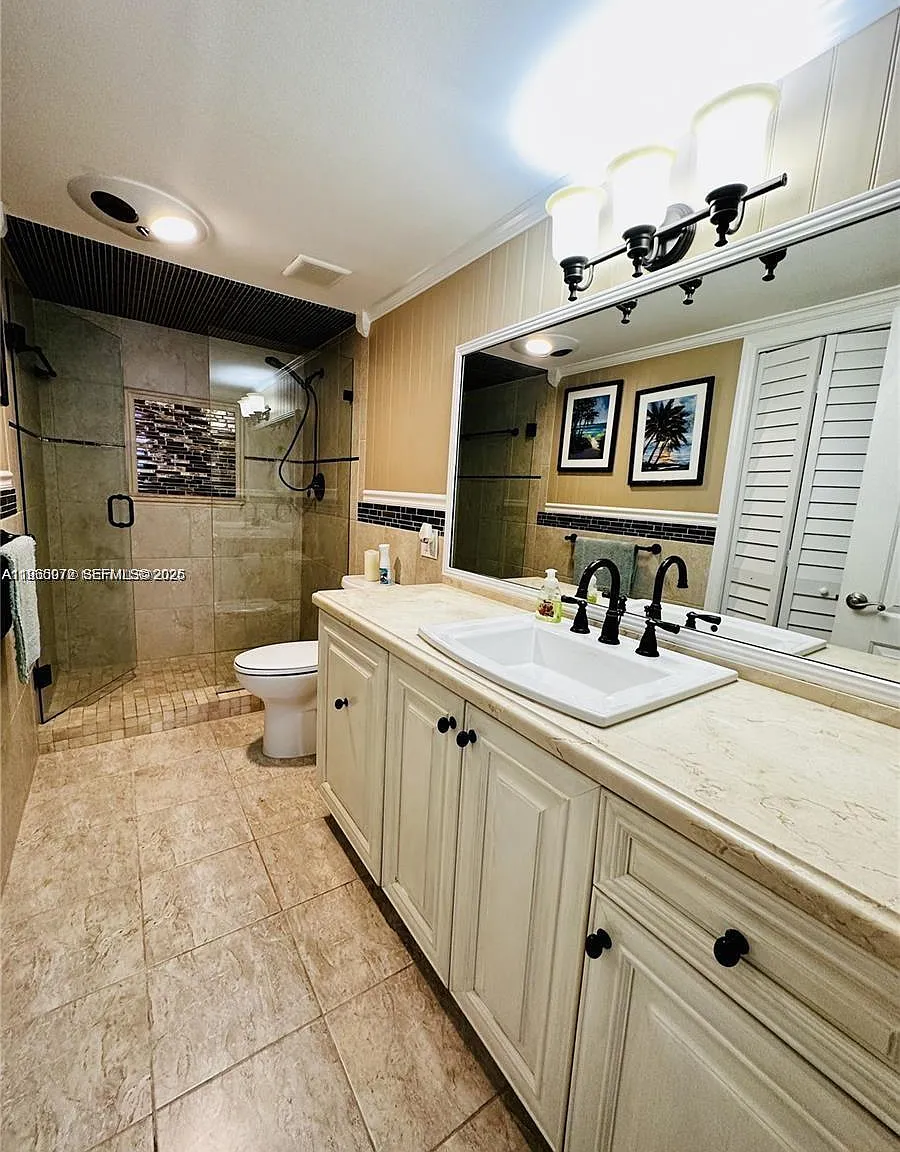Oxford Towers Condo — Photo 2