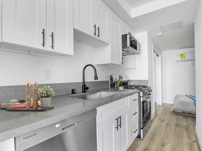 Valleywood Apartments - Studio