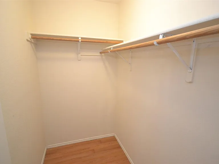 200 Lombard Dr — Photo 12