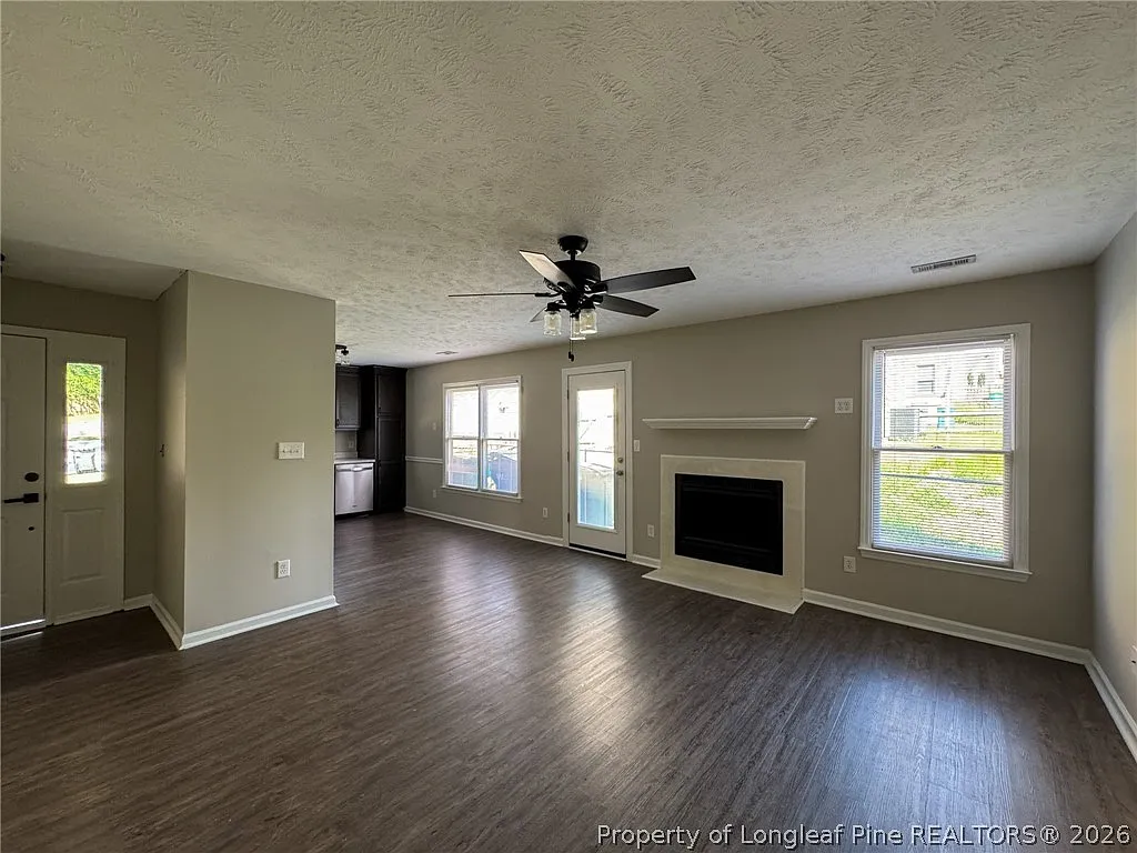 3 bed, 2.0 bath, 1136 sqft, $1,600 — Photo 2