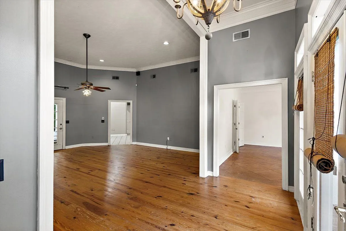 4 bed, 2.0 bath, 2477 sqft, $2,900 — Photo 3