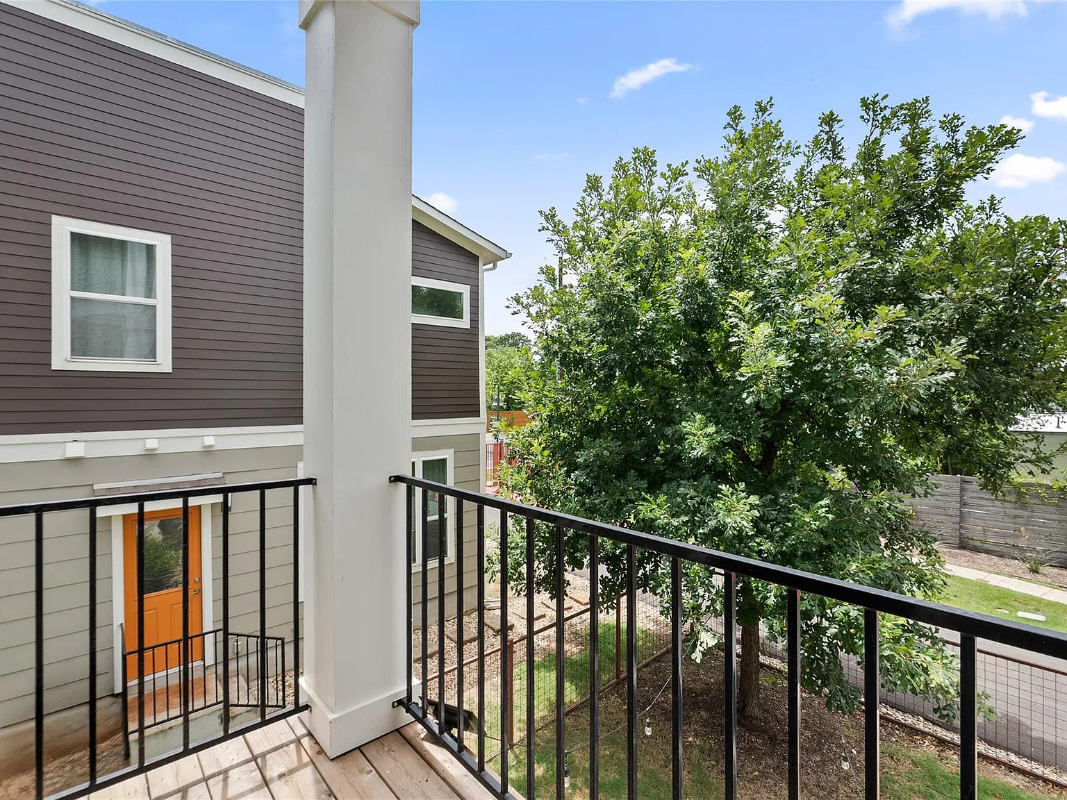 2 bed, 2.5 bath, 1490 sqft, $2,300 — Photo 4