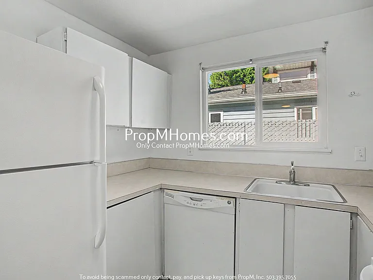 2216 SE Tacoma St — Photo 7