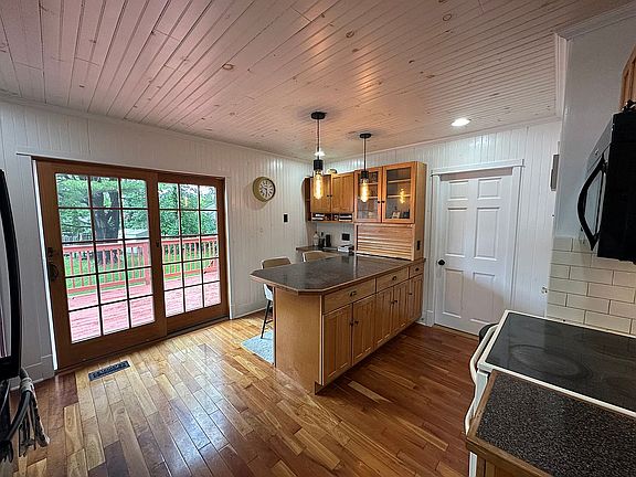 4th image of 39 Earle Ave