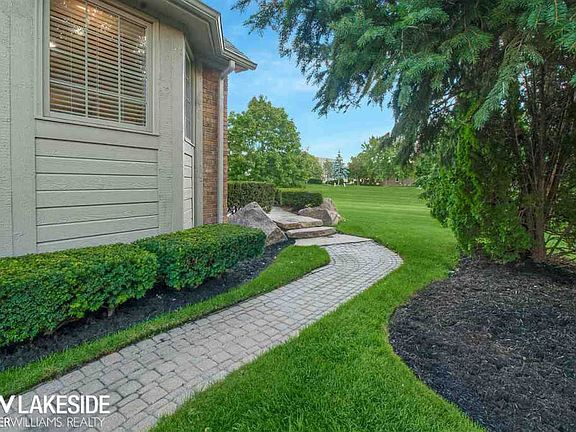 5th image of 46612 Glen Pointe Dr