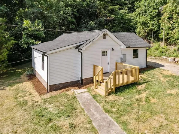 386 Lovers Ln, Mount Airy, NC 27030