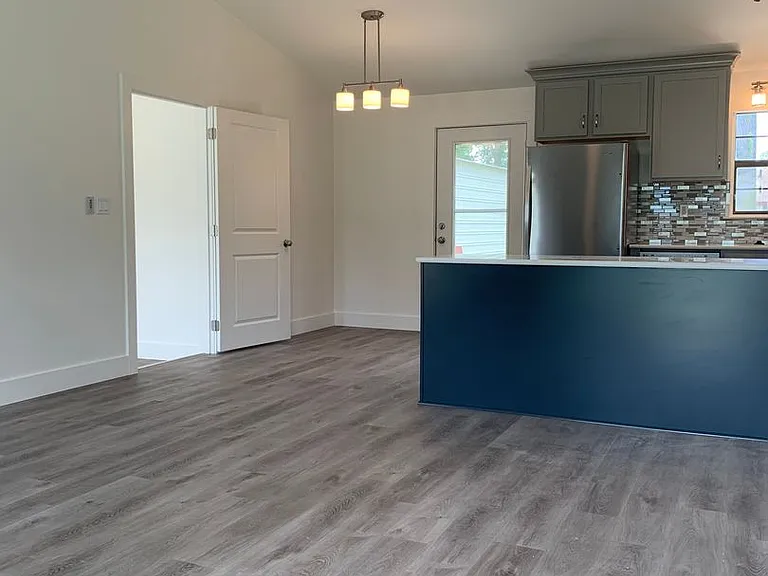 1425 Mixon Dr — Photo 2