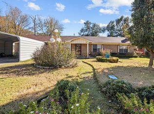 210 Crest Dr, Palestine, TX 75801