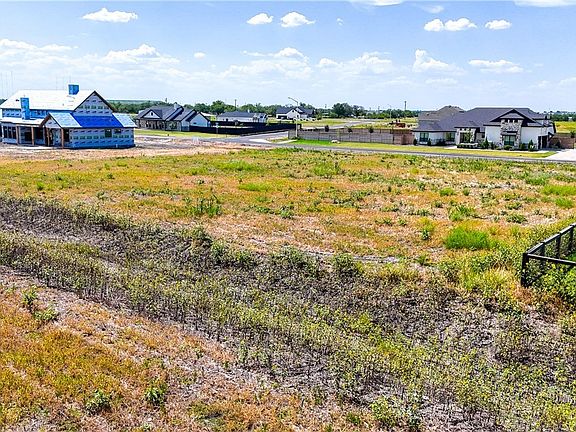 5th image of 305 Farmhouse Dr
