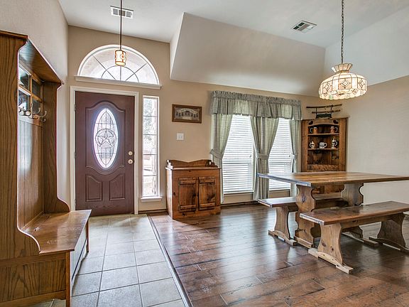 2nd image of 2461 Ravenhurst Dr