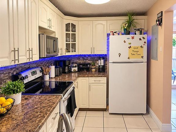 4th image of 1145 W 42nd St #26