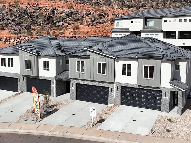 1549 E Mead Ln — Photo 2