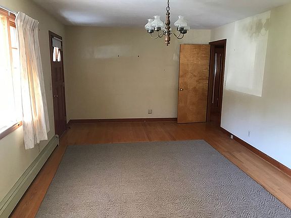 4th image of 214 Valley Dr