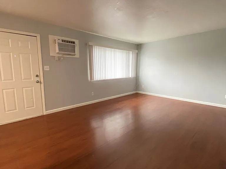 Lone Pine Apartments — Photo 36