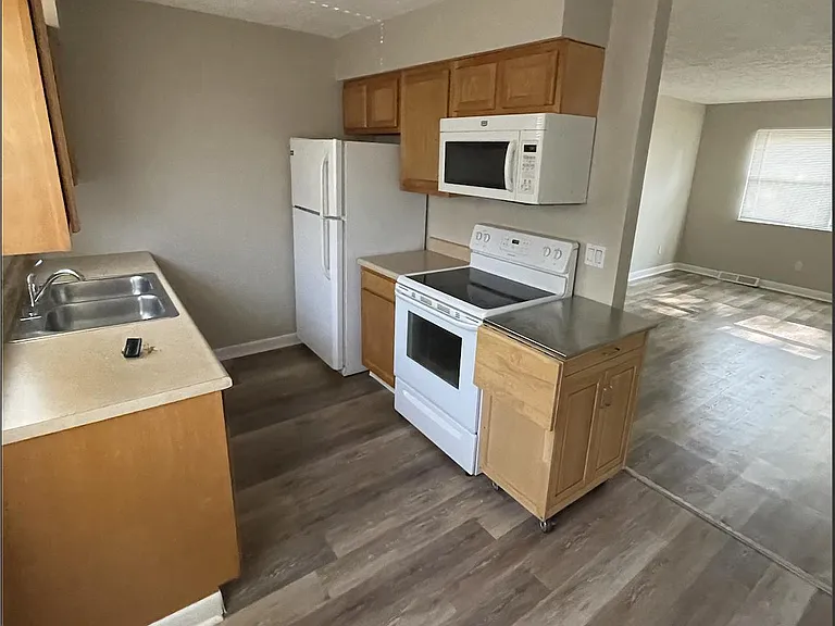 1837 Clearbrook Rd NW — Photo 2