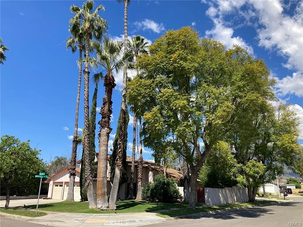 Building Photo - 9934 La Vine St