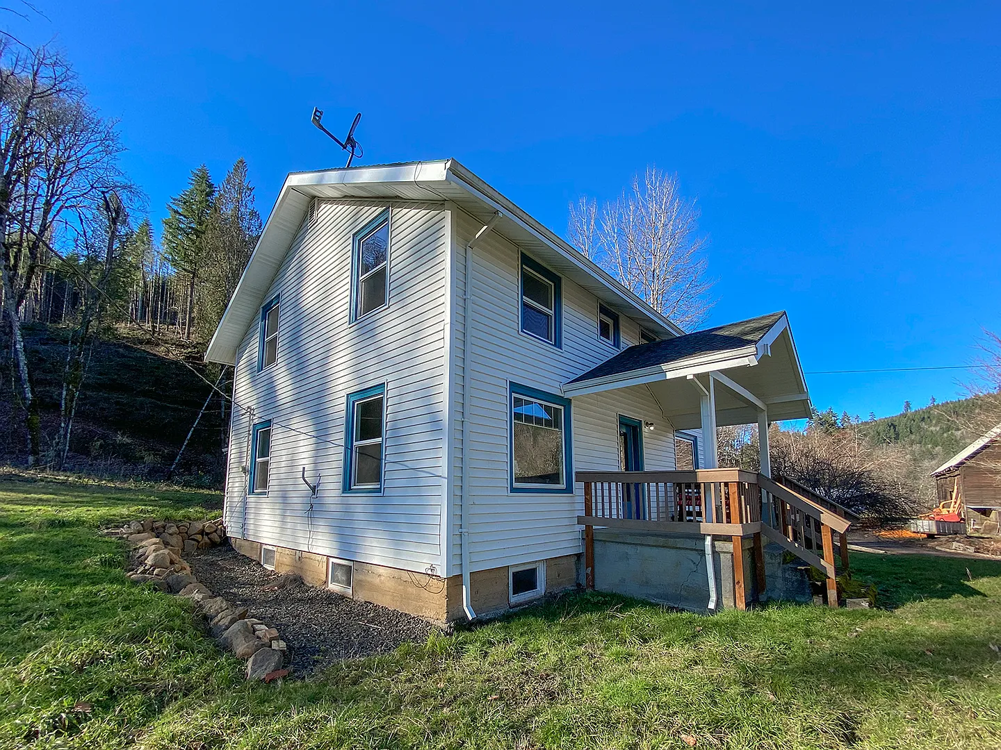 Beautiful Country Living 4 Bed + 1 Bath!! Updated House with tons of Charm! Washer and Dryer Hookups — Photo 2
