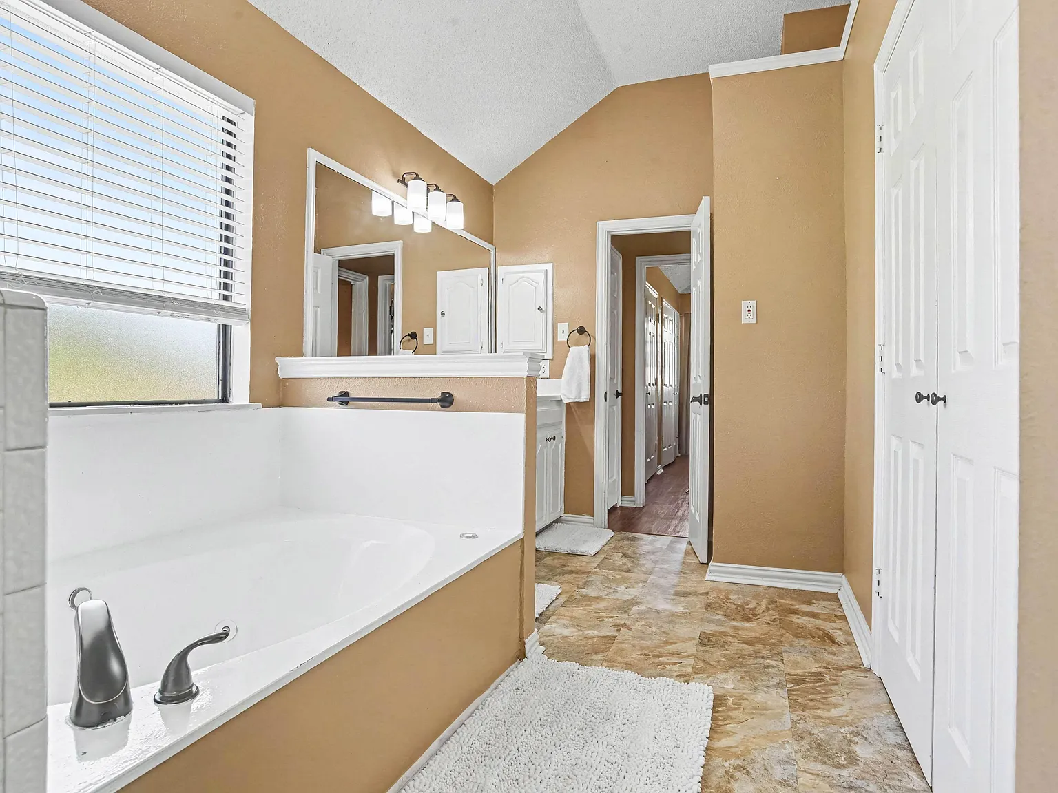 4 bed, 2.5 bath, 2709 sqft, $1,295 — Photo 3