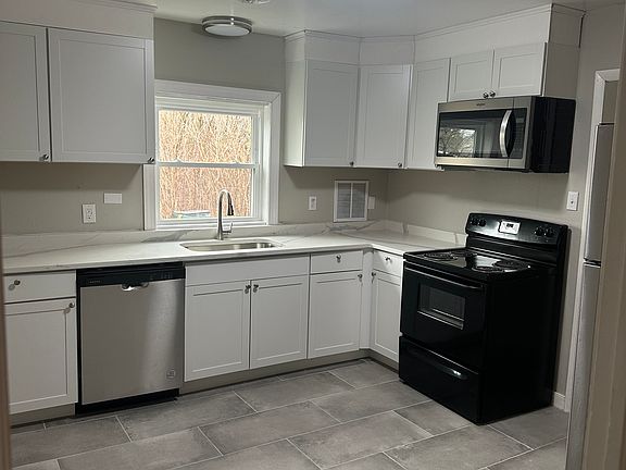 4th image of 323 Koch Ave