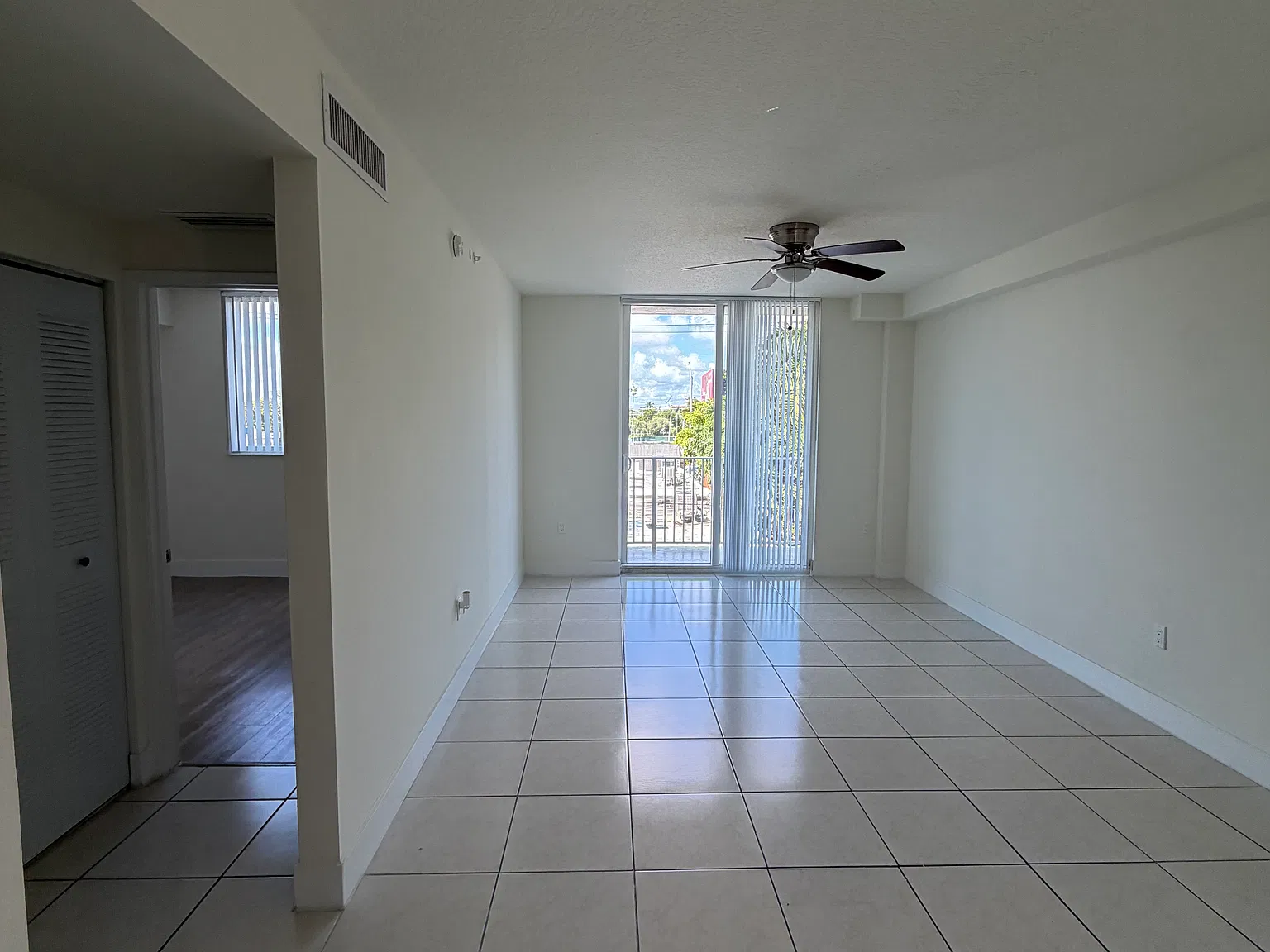 2 bed, 980 sqft, $2,293 — Photo 2