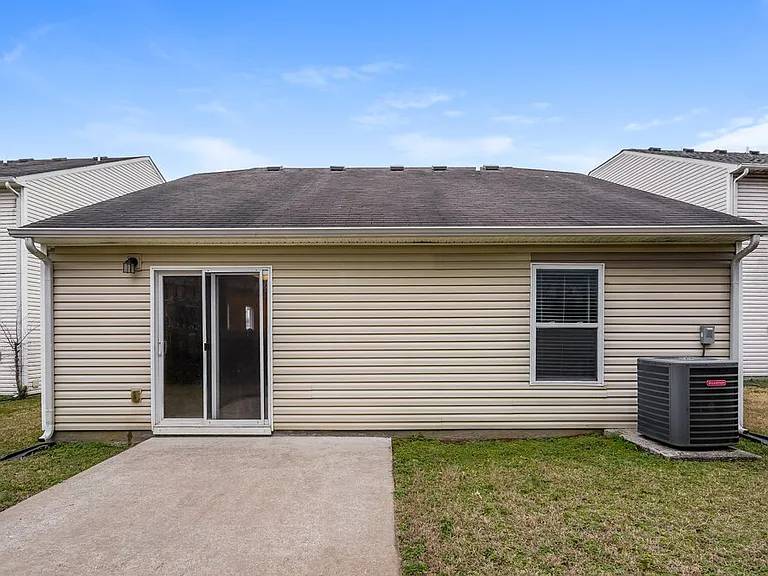 2814 Creekbend Dr — Photo 16