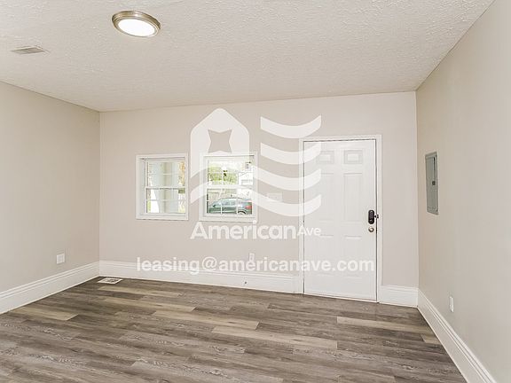 1576792_004_living_room_13693344.jpg