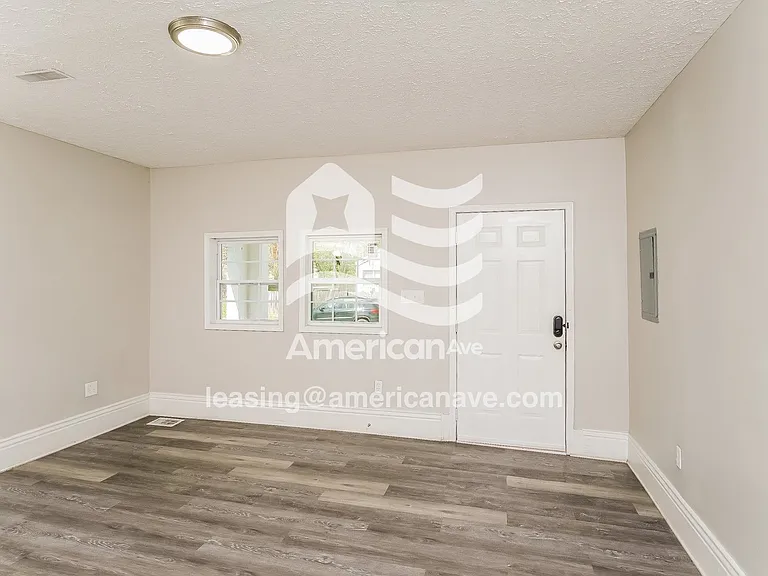 1576792_004_living_room_13693344.jpg