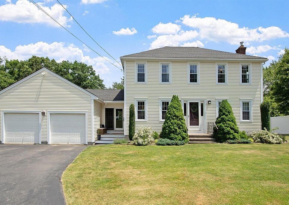 1st image of 32 Indian Ridge Dr